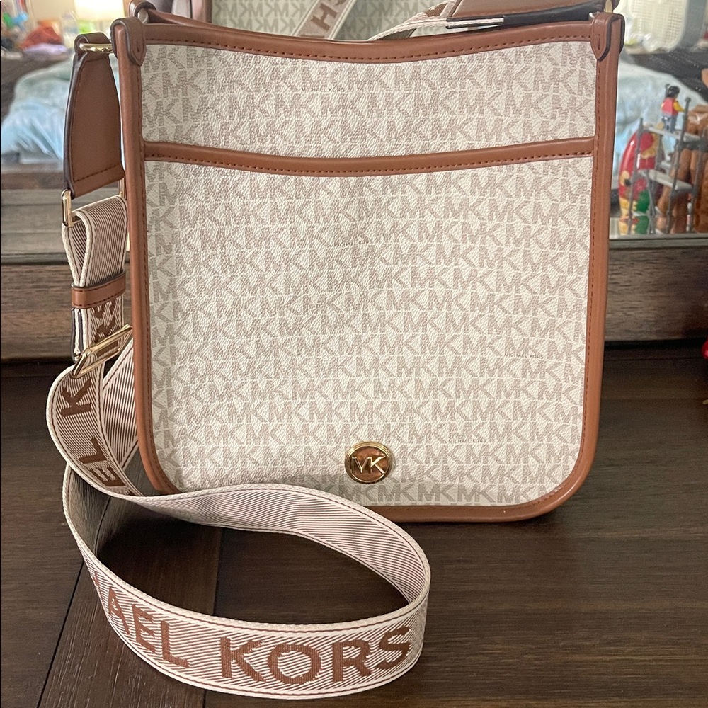 Michael Kors Luisa Large Signature Logo Messenger Bag